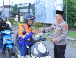 Kapolres Sumbawa Barat Bersama PJU Bagikan Takjil di Depan Mapolres Bagi Pengguna Jalan