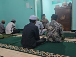 Perkuat Ukhwah Islamiyah, Kapolsek Sekongkang Laksanakan Sholat Isya’ dan Tarawih Berjamaah