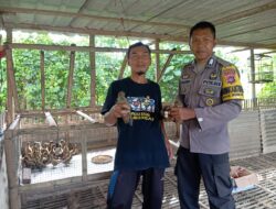 Perkuat Ketahanan Pangan, Anggota Polres Sumbawa Barat Bhabinkamtibmas Desa Sermong Berikan Bibit Bebek Petelur