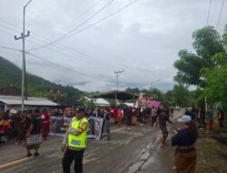 Polsek Poto Tano Berikan Pengamanan Pawai Ogoh-ogoh di Desa Kokarlian Menyambut Hari Raya Nyepi Tahun Saka 1947