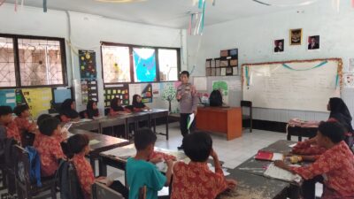 Pendidikan Anti-Narkoba Sejak Dini: Polsek Labuapi Datangi SDN Karang Bongkot