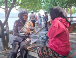 Satgas Kamseltibcar Lantas Berikan Himbauan Keselamatan di Pantai Lawata dalam Rangka Operasi Ketupat Rinjani 2025