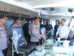 Pastikan Arus Balik Aman, Kapolres Sumbawa Barat Tinjau Kapal Penyeberangan di Pelabuhan Poto Tano