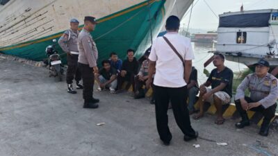 Polsek Kawasan Pelabuhan Laut Bima Gelar Jumat Curhat Bersama Buruh dan Penumpang