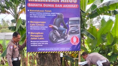 Satlantas Polres Lombok Barat Gencar Pasang Spanduk Himbauan Keselamatan Berlalu Lintas