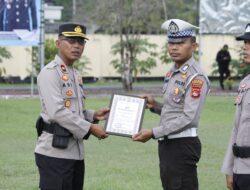Toreh Prestasi, Tiga Anggota Polres Sumbawa Barat Terima Penghargaan