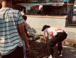 Personel Polsek Rasanae Barat Polres Bima Kota Laksanakan Bakti Sosial di Pasar Raya Amahami