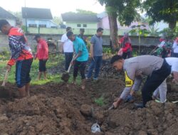 Bhabinkamtibmas Desa Manemeng Bersama Pemerintah Kecamatan Gotong Royong Membuat Kebun PKK/P2L