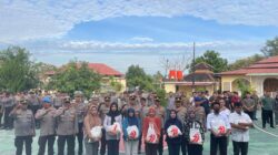 Kapolres Lombok Utara Bagikan 41 Paket Sembako kepada PHL Sambut Hari Bhayangkara ke-79