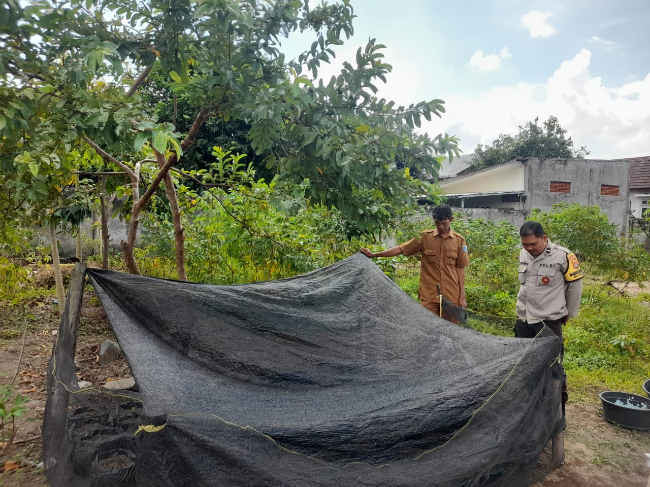 Bhabinkamtibmas Gelogor Dorong Warga Tanam Pangan di Halaman Rumah
