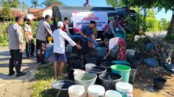 Dampak Kemarau, Polres Lombok Barat Bantu Warga Kesambik Rempek dengan Air Bersih