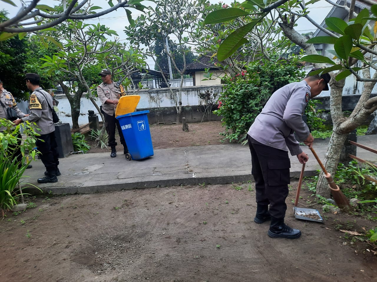 Polsek Labuapi Gelar Bakti Religi di Pure Datar Merembu