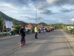 Bhabinkamtibmas Desa Kokarlian Berikan Pengamanan Upacara Keagamaan Ngulapin dalam Rangka Pembangunan Sanggah/Merajan