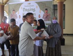 Kapolres Sumbawa Barat Secara Simbolis Bagikan Daging Kurban kepada Masyarakat