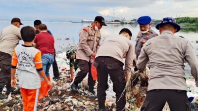 Sambut Hari Bhayangkara ke-79, Polsek Kawasan dan Sat Polairud Gelar Bakti Sosial Pembersihan Teluk Bima
