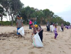 Peduli Alam, Bhabinkamtibmas Desa Tatar bersama Tiga Pilar dan Warga Kompak Bersihkan Pantai Teluk Barunut