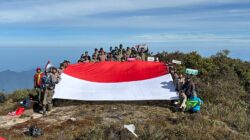 Tim Ekspedisi Hari Brhayangkara Bentangkan Bendera Merah Putih di Puncak Gunung Leuse