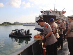 Khidmat Upacara Tabur Bunga Bhayangkara di Perairan Labuan Tereng