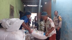 Jaga Ketahanan Pangan, Polisi Pantau Pupuk di Merembu Barat