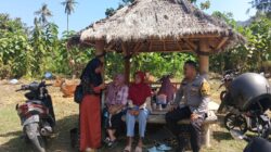 Bhabinkamtibmas Desa Sekongkang Bawah Sambangi Warga, Ajak Ibu-Ibu Jaga Kamtibmas dan Waspadai TPPO