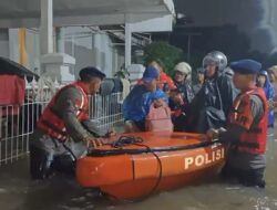 Jalankan Tugas Kemanusiaan, Brimob Polda Metro Evakuasi Warga Terdampak Banjir