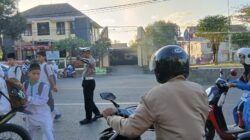 Anggota Lantas Polsek Rasanae Barat Laksanakan Strong Point Pagi di Depan MTSN I Kota Bima, Sasar Masyarakat dan Pelajar