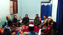 Kompak Peduli Warga, Bhabinkamtibmas dan Babinsa Desa Seran Jenguk Korban Gigitan Anjing Rabies