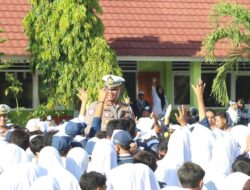 Kasat Lantas Polres Bima Kota Jadi Irup di SMPN 2, Ajak Pelajar Tertib Berlalu Lintas