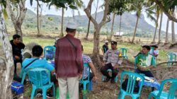 Bhabinkamtibmas Desa Kelanir Dampingi Petugas Puskeswan Register Hewan Ternak di Dusun Lawang Desa