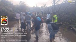 Sigap di Tengah Hujan Lebat, Personel Polsek Rhee Bantu Warga Atasi Banjir dan Pohon Tumbang