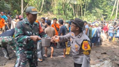Hangatnya Kebersamaan Babinsa dan Bhabinkamtibmas di Pengecoran Jembatan