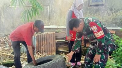 Babinsa dan Warga Dasan Agung Gencarkan PSN Cegah DBD