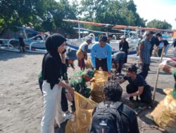 Sinergi Babinsa, Warga, dan Unram Wujudkan Pantai Bersih di Sekarbela