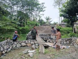 Akses Petani Makin Mudah, Babinsa Awasi Pembangunan Jalan Usaha Tani