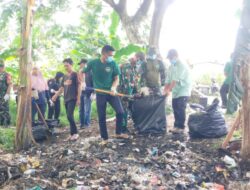 Sinergi TNI dan Warga Angkat Sampah di Ireng Daye