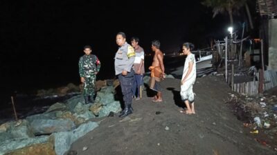 Babinsa, Bhabikamtibmas dan Lurah Jempong Baru Cek Pesisir Saat Cuaca Ekstrem