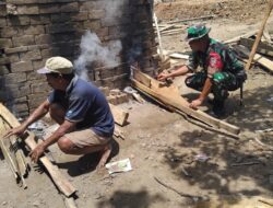 Humanis, Babinsa Lembar Bantu Warga Bakar Bata Merah