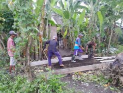 Sinergi Babinsa dan Desa Lembar Perbaiki Gang Kebon Bongor