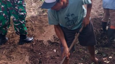 Babinsa dan Warga Genggelang Bangun Akses Demi Ekonomi Desa