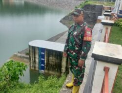 Babinsa Bukit Tinggi Pantau Bendungan Meninting Pasca Hujan Intens