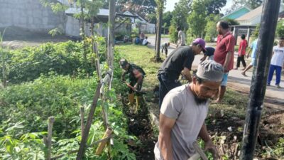 Babinsa Gerung Perkuat Kebersamaan Lewat Gotong Royong