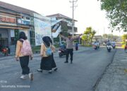 Personel Polsek Sukamulia Lakukan  Pengaturan Lalu Lintas Di Depan Smkn 2 Selong