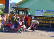 Gotong Royong Bersihkan Fasilitas Umum, Bhabinkamtibmas Desa Tamekan Ajak Warga Perkuat Kebersamaan