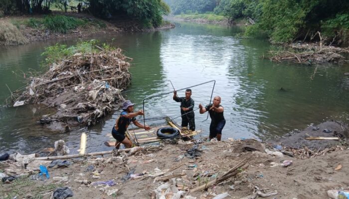 Perjuangan Kodim 1606 Angkut Material Lewat Sungai