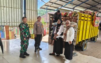 Pastikan Tepat Sasaran, Bhabinkamtibmas Desa Ai Mual Kawal Penyaluran Bantuan Pangan Bulog