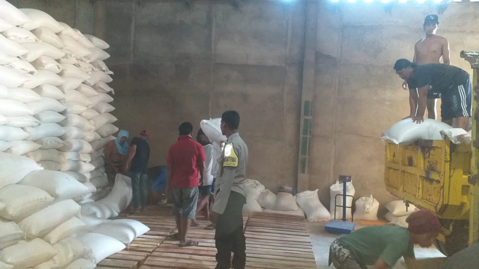 Kawal Ketahanan Pangan, Bhabinkamtibmas Desa Mareje Pastikan Tonase Jagung Petani Masuk Gudang Bulog