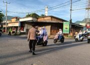 Polsek Pemenang Laksanakan Rawan Pagi di Simpang Empat Pemenang, Arus Lalu Lintas Aman dan Lancar