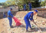 “Polisi Peduli” Satpolairud Polres Bima Kabupaten Gelar PAM Wisata dan Bersihkan Sampah di Sepanjang Pantai Kalaki