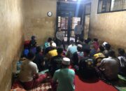 SAT BINMAS POLRES DOMPU TINGKATKAN PEMBINAAN KEAGAMAAN MELALUI KHOTBAH JUMAT DAN CERAMAH KEPADA TAHANAN