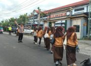 Personel Polsek Sukamulia Laksanakan Strong Point Pagi di Depan SMPN 1 Sukamulia